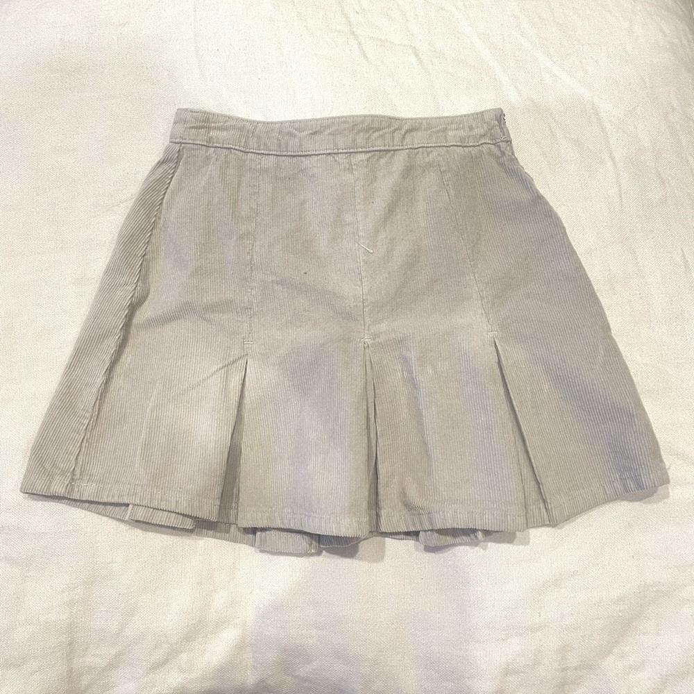 light grey BDG pleated skirt from Urban Outfitters - Picture 1 of 2
